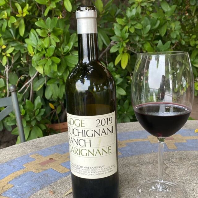 En un almuerzo familiar de fin de semana probamos este #carignan muy especial!! (sobretodo en Chile, en que estamos acostumbrados a los excelentes vinos nacionales), un #ridgewine de #alexandervalley (bodega reconocida y en general de precios más accesibles vs #napavalley ). Algo parecido a los #vigno  de Chile, de #parrasantiguas ,  https://www.ridgewine.com/wines/2019-buchignani-carignane/ es un ejemplo de una excelente ficha/historia. #wset #vinosdechile #sommelierdechile #winesofchile #cursosdevino