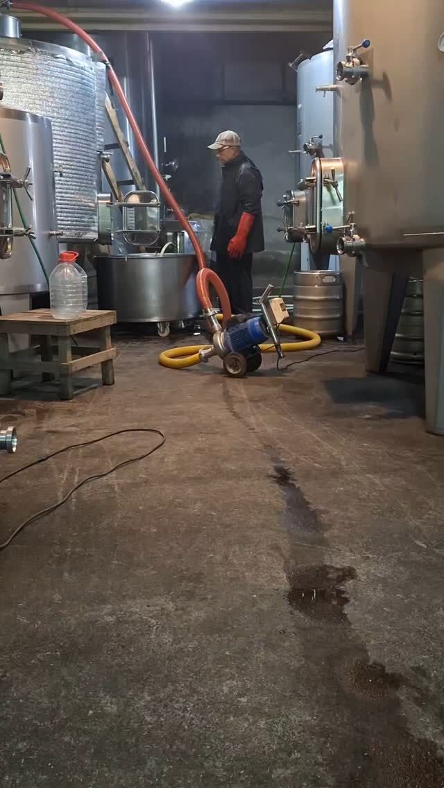 En Santa Rosa de Lavaderos en una bodega moderna. Para limpiar cubas se usa soda cáustica (muy alcalina y corrosiva), ácido cítrico para neutralizar, y justo antes del uso un enjuague con ácido peracetico (qué elimina germenes sin dejar residuos). El orden y la higiene son muy importantes para hacer buenos vinos. #vinosdechile #winesofchile #vinodeautor #wset1 #wset #sommelier #catadevinos #kodkodwine #cursosdevino